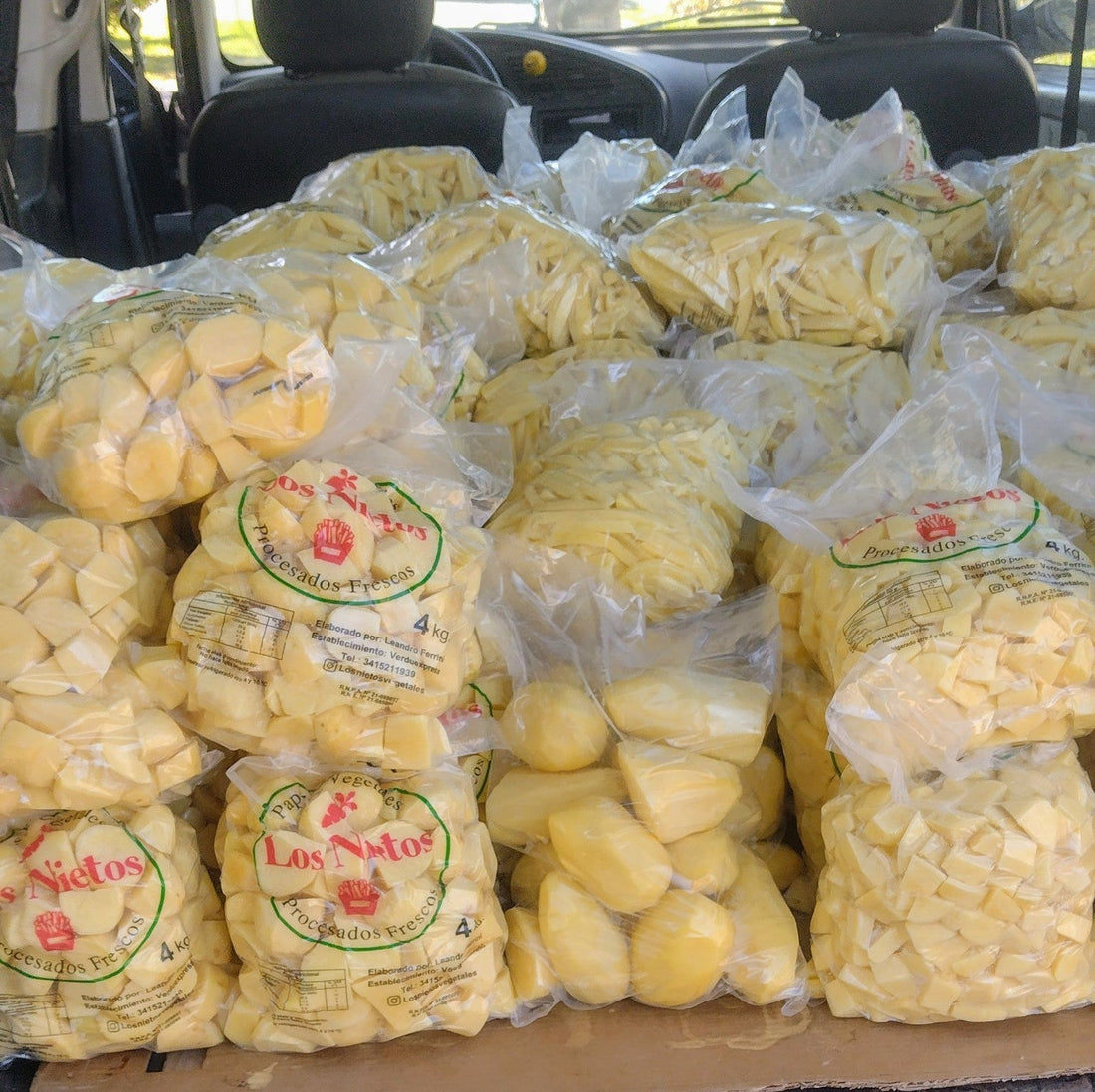 Bolsas Los Nietos con distintos cortes de papas, preparadas para el reparto.