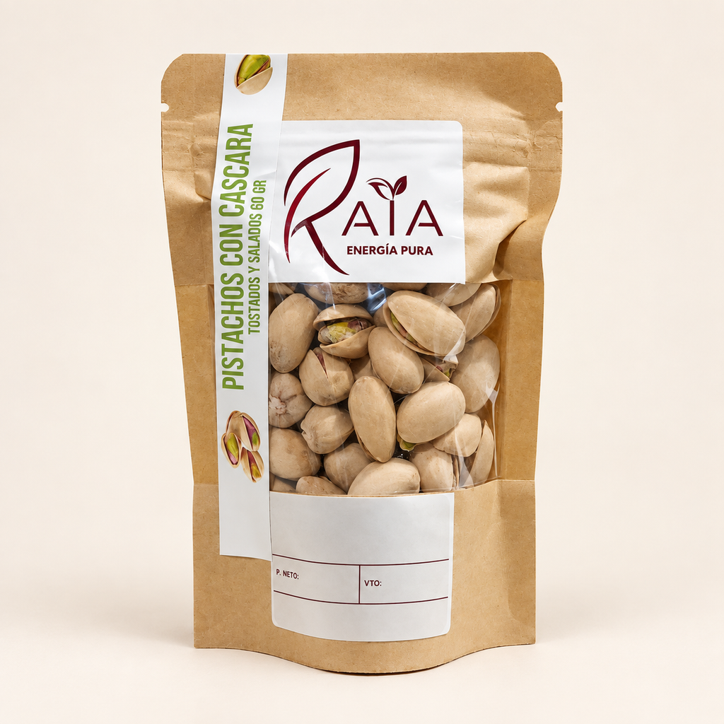 Pistachos KAIA con cáscara, tostados y salados, envase de 60 g sobre fondo crema.