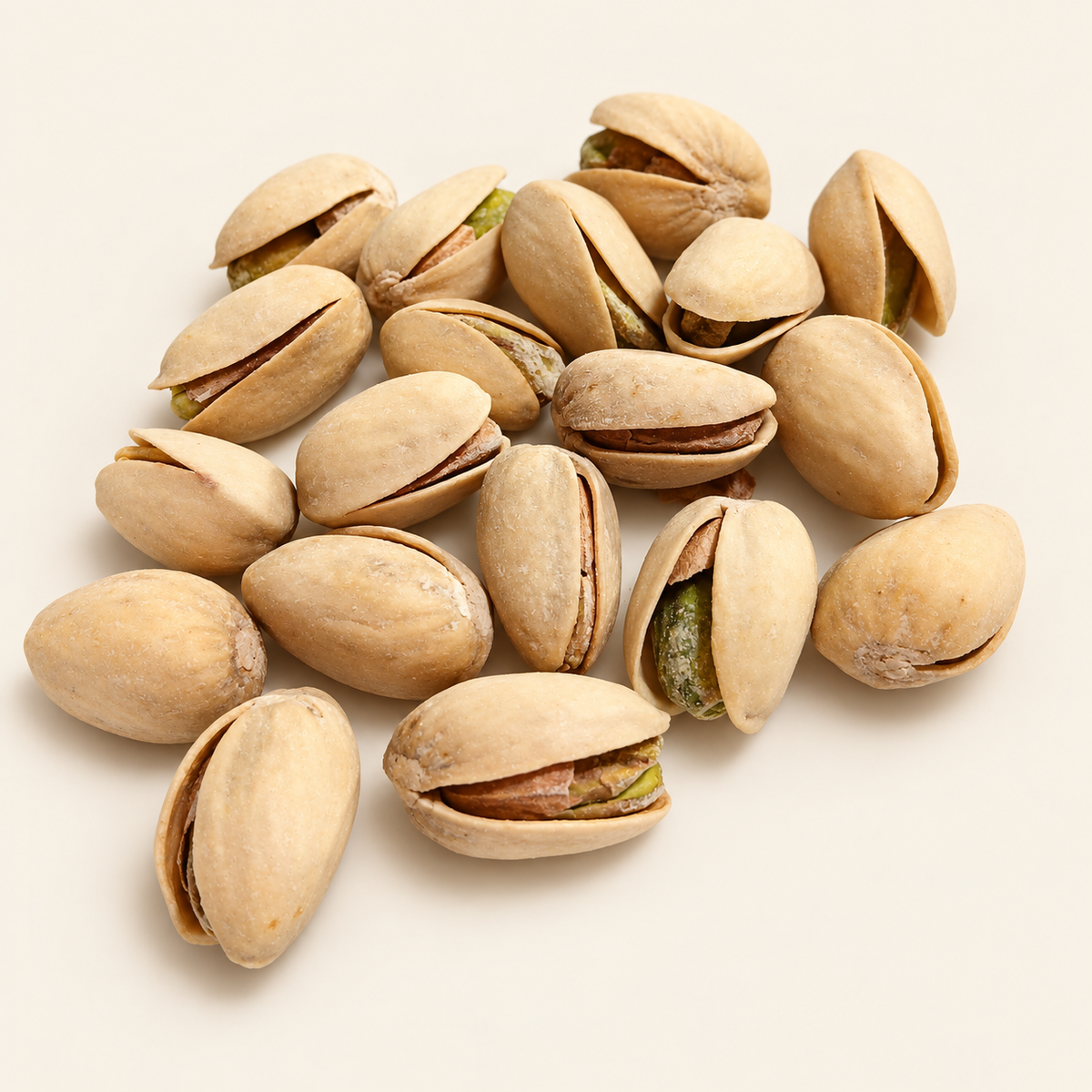 Pistachos KAIA con cáscara, detalle del producto sobre fondo crema
