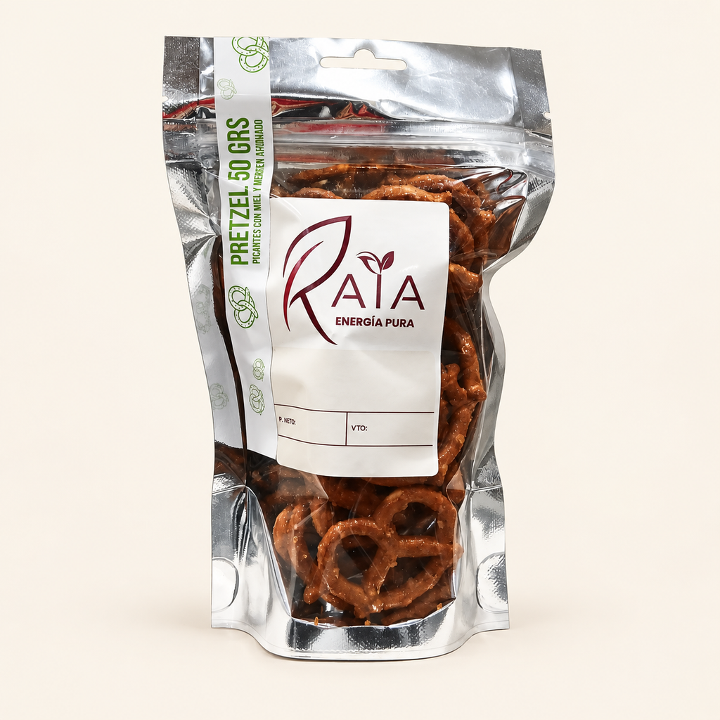 Envase KAIA de pretzel picantes con miel y merkén ahumado, 50 g, sobre fondo crema