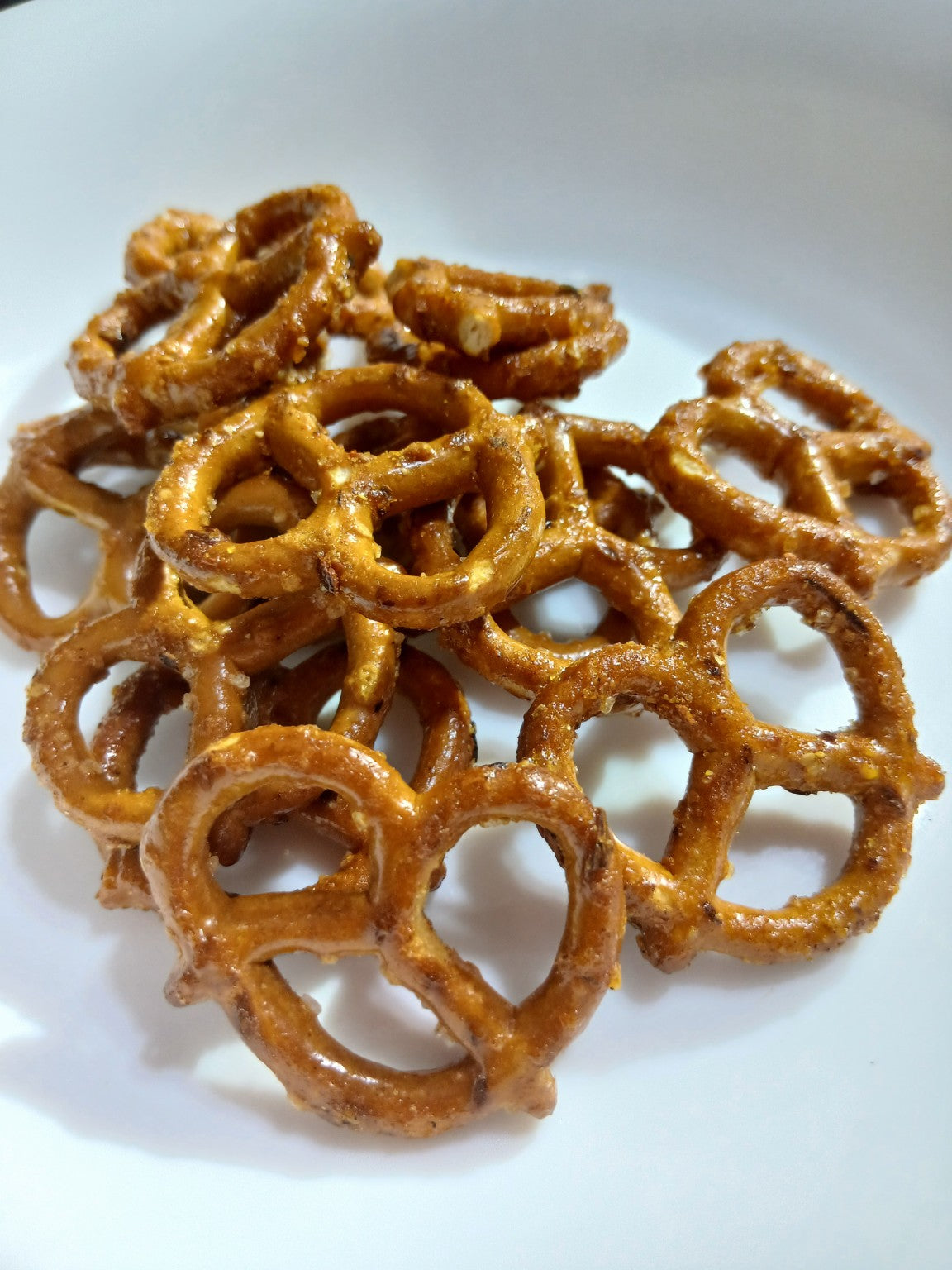 Detalle de los pretzels KAIA picantes con miel y merkén