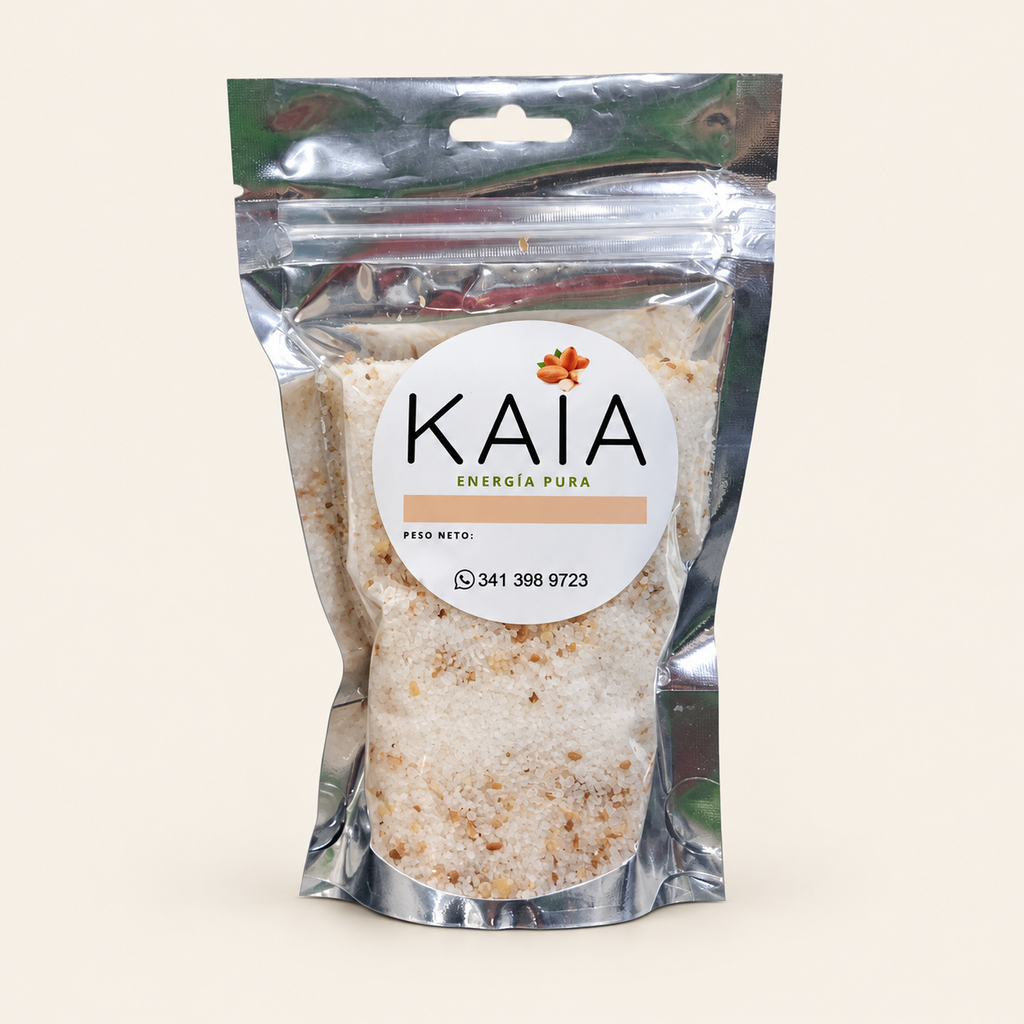 Sal al ajillo KAIA de 250 g en envase doypack sobre fondo crema
