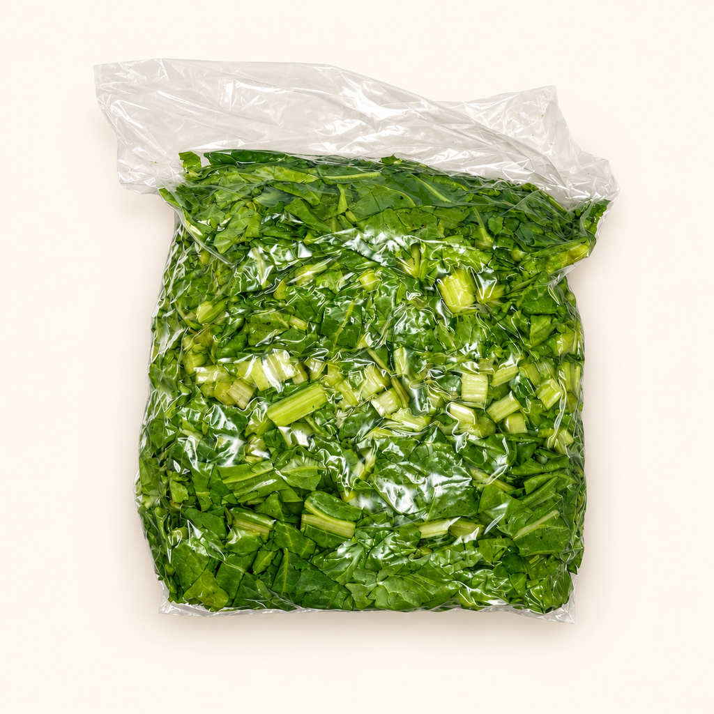 Bolsa de acelga fresca cortada de 2 kg, sobre fondo crema.
