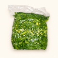 Bolsa de acelga fresca cortada de 2 kg, sobre fondo crema.