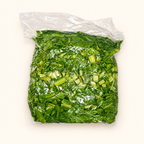 Bolsa de acelga fresca cortada de 2 kg, sobre fondo crema.
