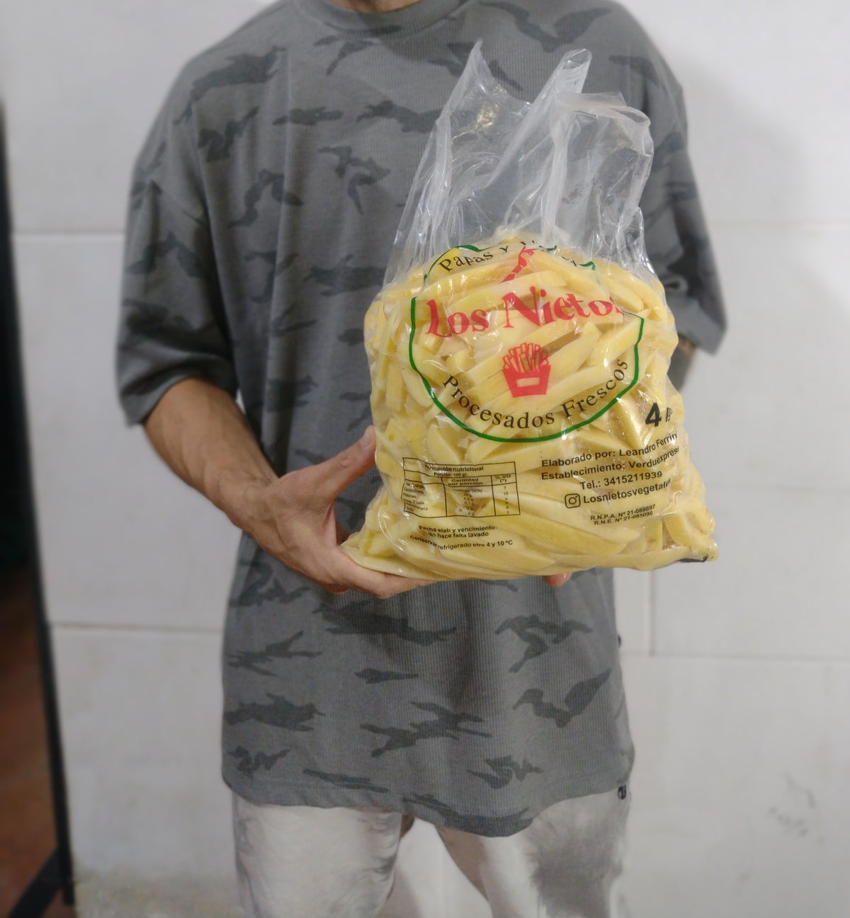 Presentación de papa bastón fino Los Nietos de 4 kg, con la bolsa sostenida en las manos.