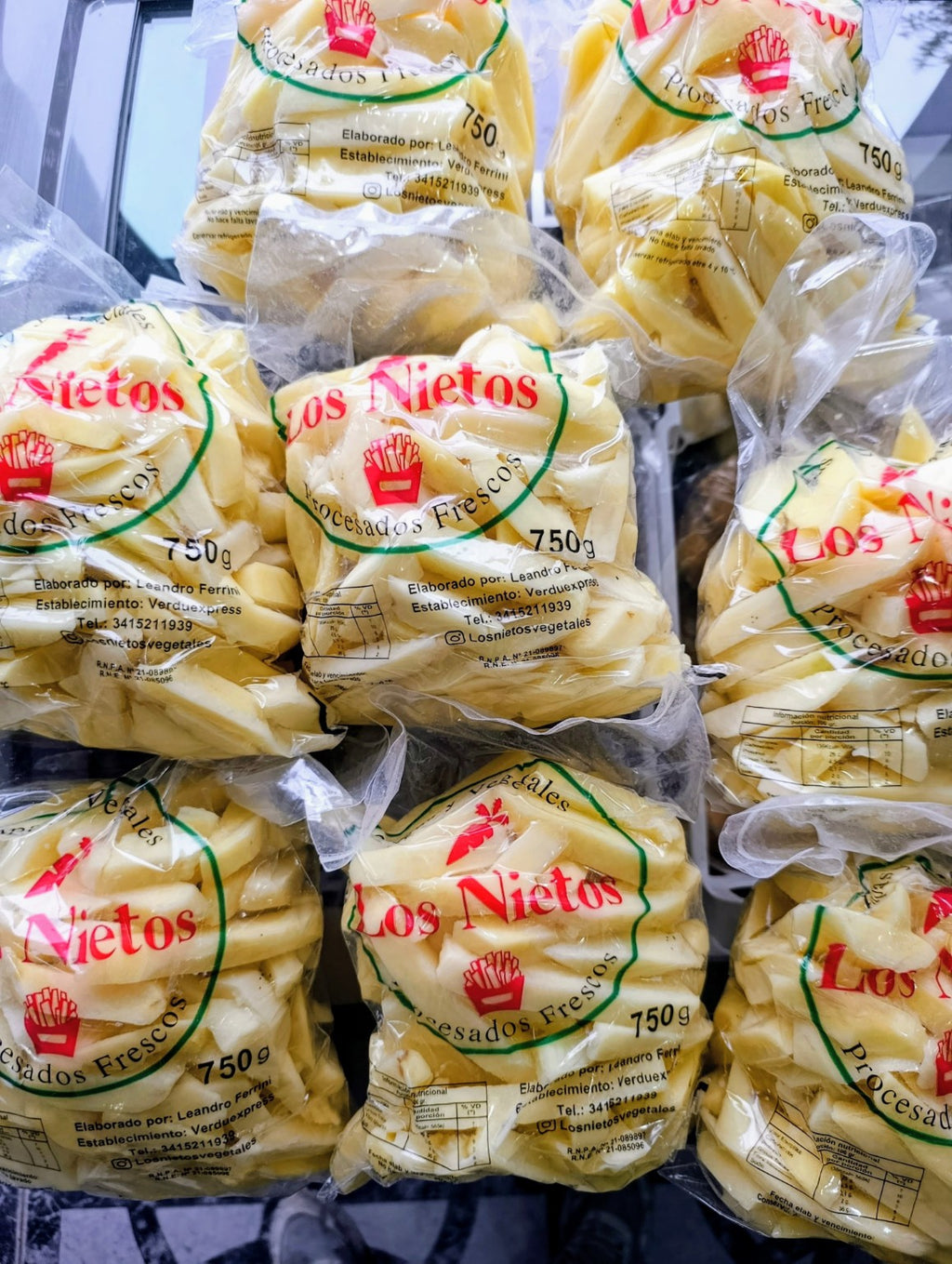 Varias bolsas de papas bastón Los Nietos de 750 g juntas, en la fotografía original.