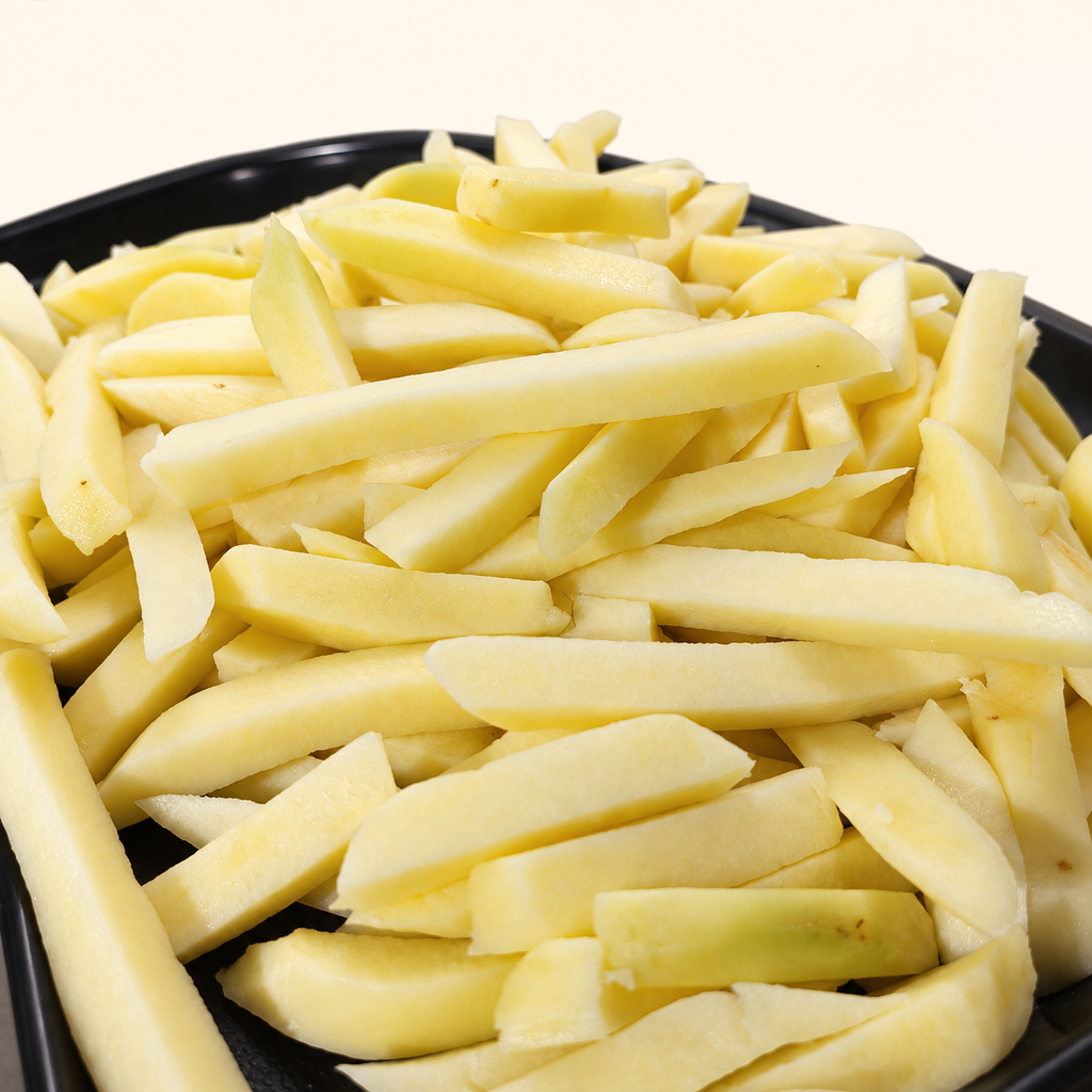 Detalle de las papas frescas cortadas en bastones gruesos de 12 mm Los Nietos, fuera de la bolsa.