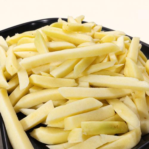 Detalle de las papas frescas cortadas en bastones gruesos de 12 mm Los Nietos, fuera de la bolsa.