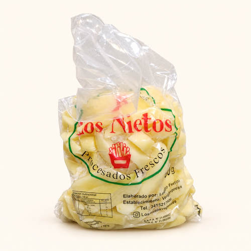 Papas bastones gruesos de 12 mm Los Nietos, bolsa de 750 g sobre fondo crema.