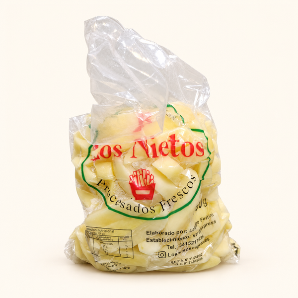 Papas bastones gruesos de 12 mm Los Nietos, bolsa de 750 g sobre fondo crema.