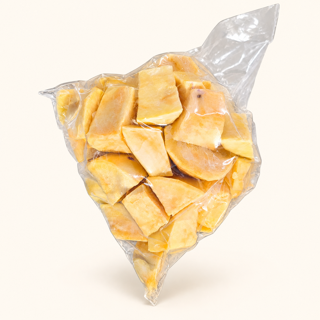 Batata fresca pelada y cortada en trozos, bolsa de 750 g sobre fondo crema.