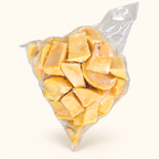 Batata fresca pelada y cortada en trozos, bolsa de 750 g sobre fondo crema.