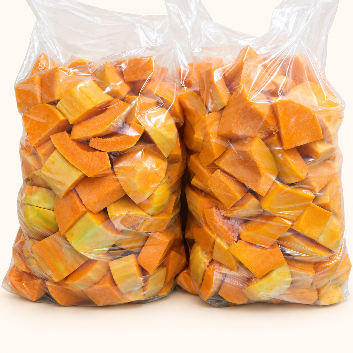 Detalle del corte de calabaza fresca en cubos Los Nietos, presentación de 10 kg.