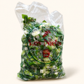 Cebolla de verdeo fresca picada Los Nietos, presentación de 1 kg en bolsa sobre fondo crema.