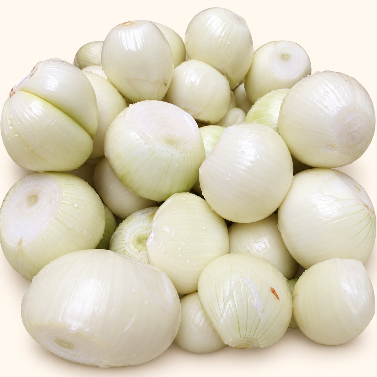 Cebollas blancas enteras y peladas, listas para cortar y cocinar.