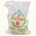 Cebolla blanca cortada en juliana, bolsa Los Nietos de 750 g sobre fondo crema.