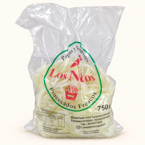 Cebolla blanca cortada en juliana, bolsa Los Nietos de 750 g sobre fondo crema.