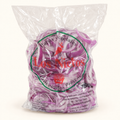 Cebolla morada cortada en juliana en bolsa Los Nietos sobre fondo crema.