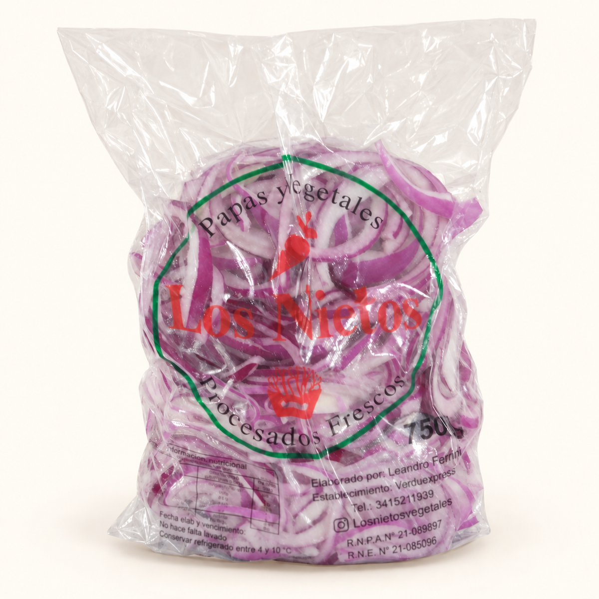 Cebolla morada cortada en juliana en bolsa Los Nietos sobre fondo crema.