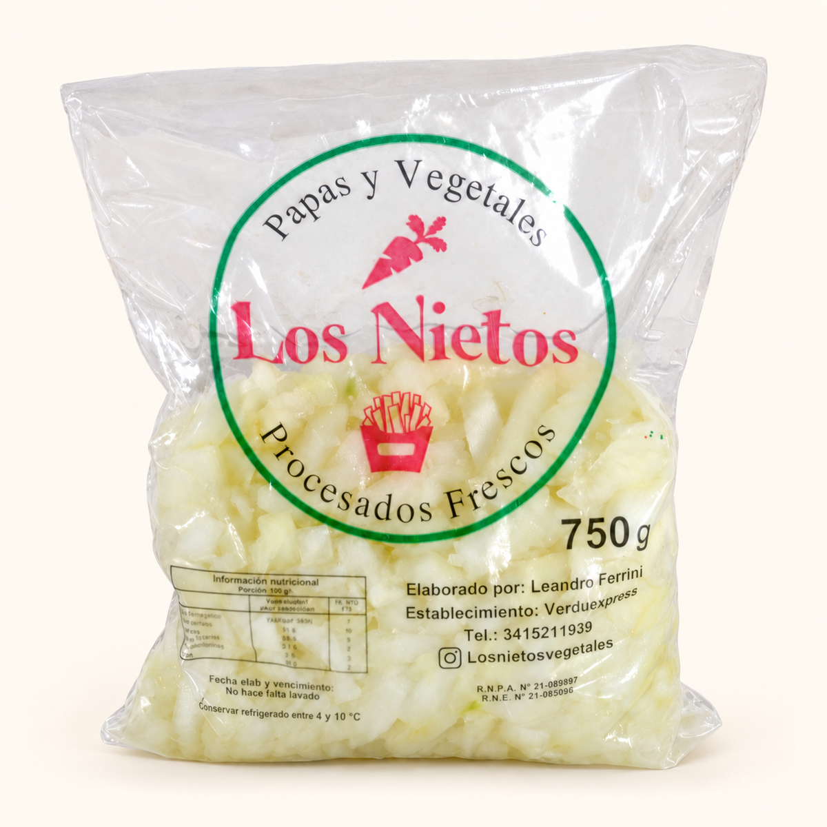 Cebolla blanca picada en cubitos, bolsa Los Nietos de 750 g sobre fondo crema.