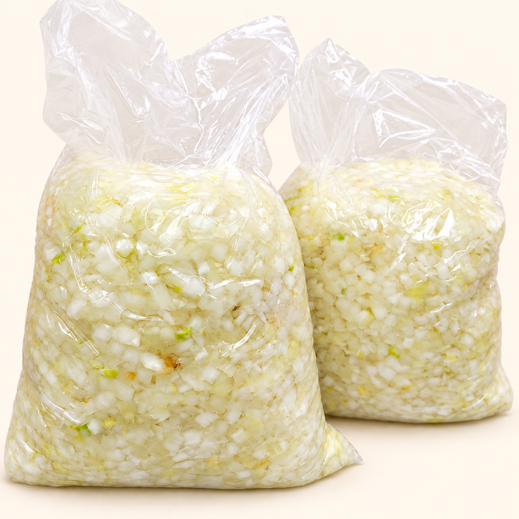 Detalle del corte de cebolla fresca picada en cubitos Los Nietos, presentación de 10 kg.