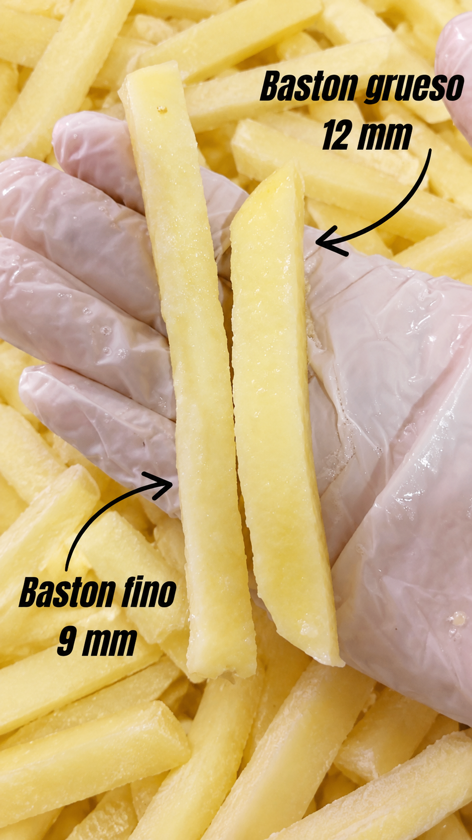 Comparativa del corte de papa cruda: bastón fino de 9 mm y bastón grueso de 12 mm, sostenidos con un guante e identificados con flechas.