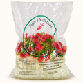 Mix para saltear Los Nietos de 750 g, con cebolla picada y pimientos rojo y verde, sobre fondo crema.