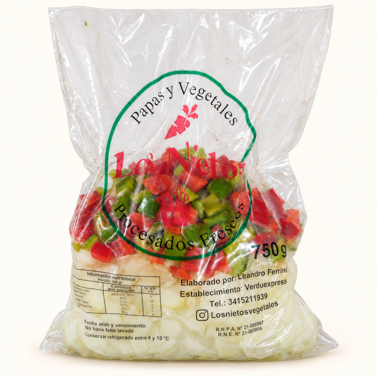 Mix para saltear Los Nietos de 750 g, con cebolla picada y pimientos rojo y verde, sobre fondo crema.