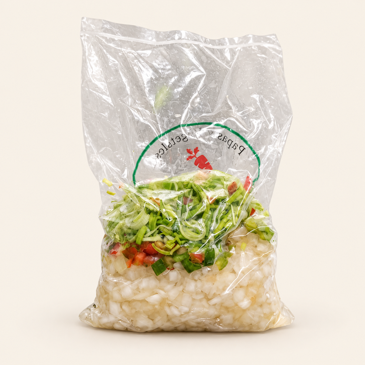 Mix de puerro Los Nietos en bolsa, con cebolla y pimientos picados, sobre fondo crema