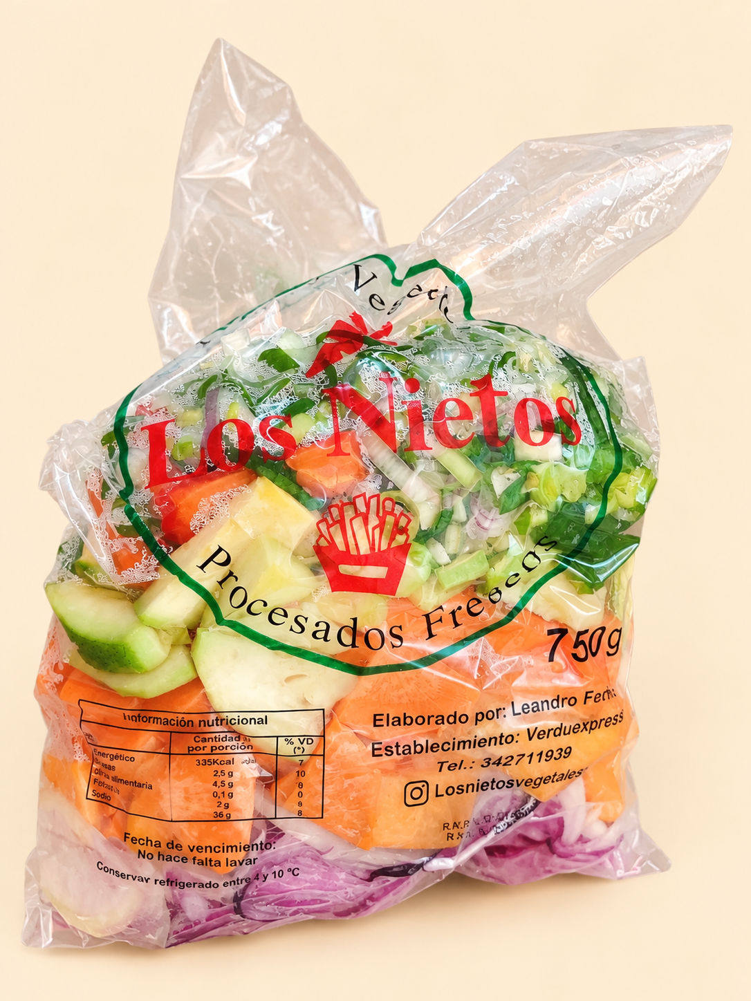 Bolsa Los Nietos rotulada de 750 g con vegetales frescos cortados sobre fondo crema.