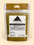 Orégano, presentación de 50 g: frente del envase sobre fondo crema.