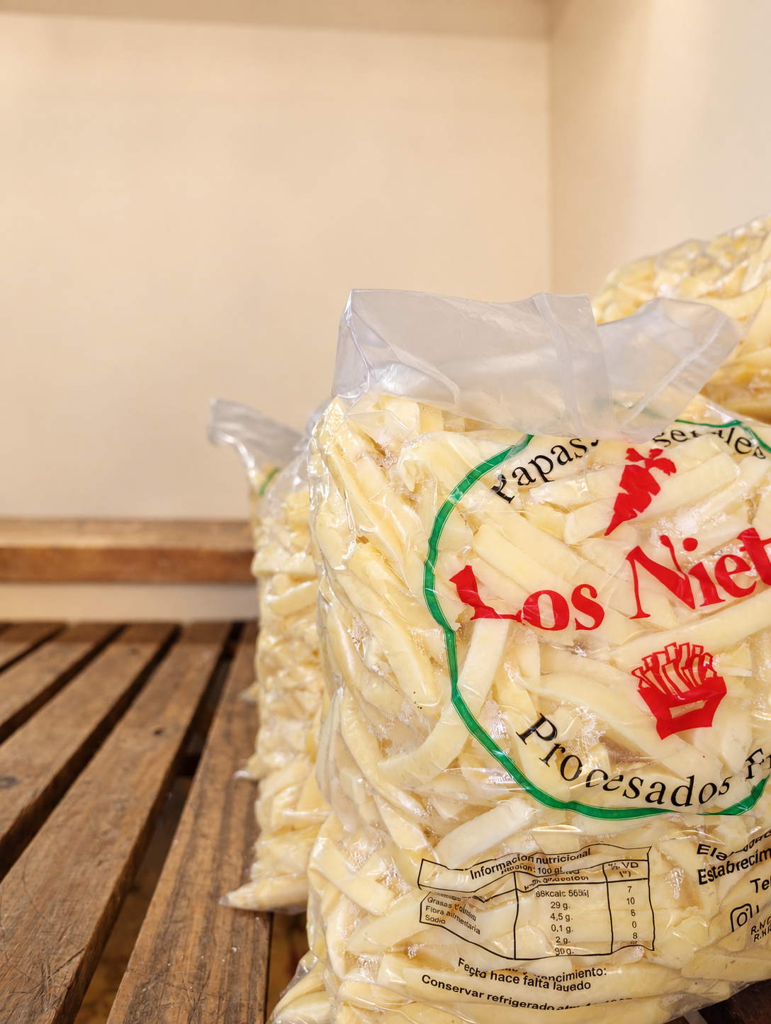 Bolsas de papas frescas Los Nietos, corte bastón fino de 9 mm en presentación de 4 kg.