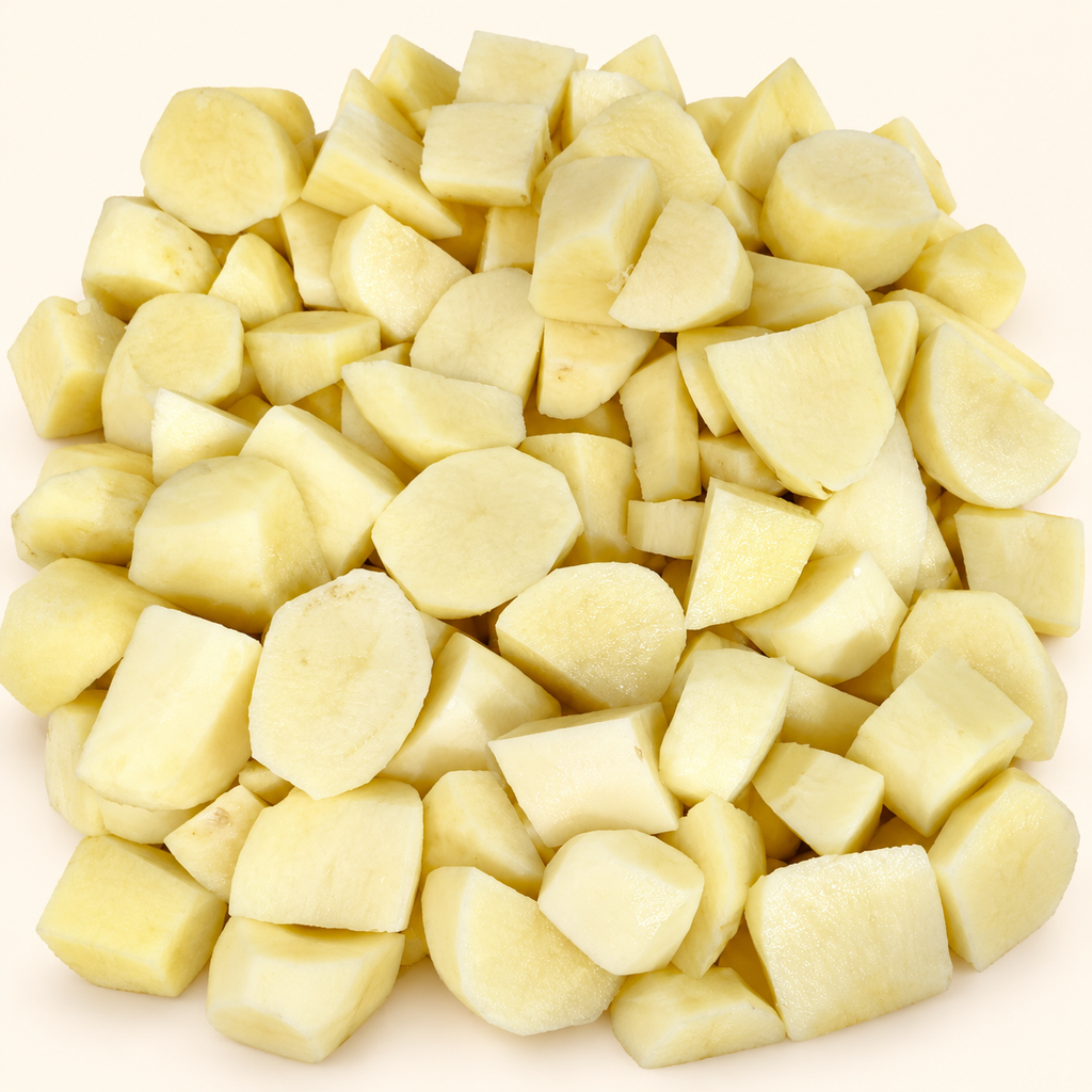 Detalle de papas frescas peladas con corte grande para horno sobre fondo crema.