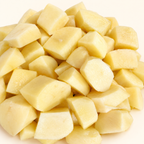 Detalle de papas frescas peladas y cortadas en trozos grandes para horno.