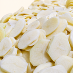 Detalle de papas frescas Los Nietos cortadas en rodajas tipo española, fuera del envase y listas para cocinar.