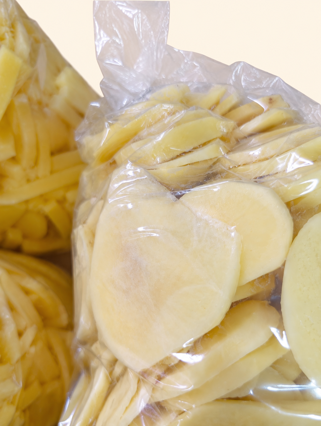 Detalle de papas españolas cortadas en rodajas dentro de bolsas transparentes.