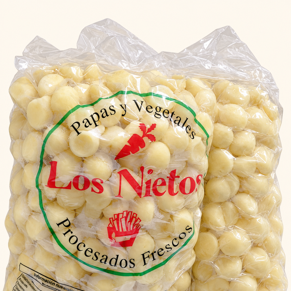 Papas frescas noisette Los Nietos, presentación de 4 kg, en su bolsa sobre fondo crema.