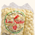 Papas frescas noisette Los Nietos, presentación de 4 kg, en su bolsa sobre fondo crema.