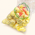 Papas frescas noisette Los Nietos, bolsa de 750 g sobre fondo crema.