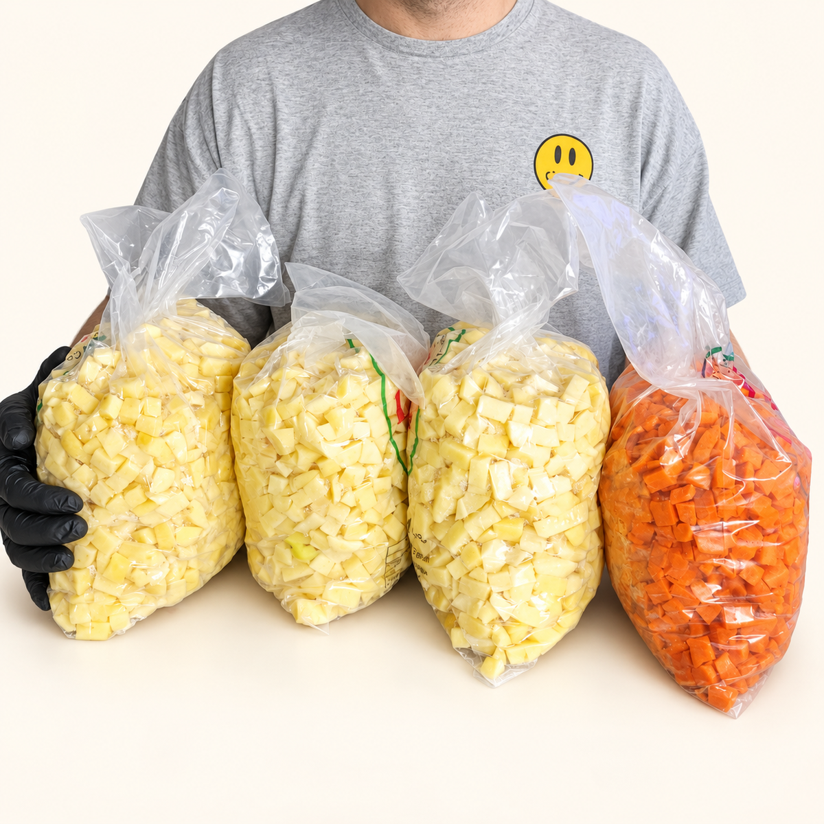 Promo rusa XL: 12 kg de papa en cubitos y 3 kg de zanahoria en cubitos, en bolsas presentadas juntas.