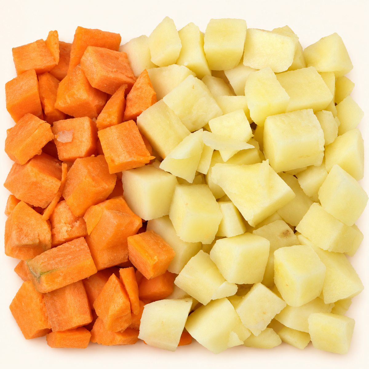 Detalle de papa y zanahoria frescas en cubitos para preparar ensalada rusa.