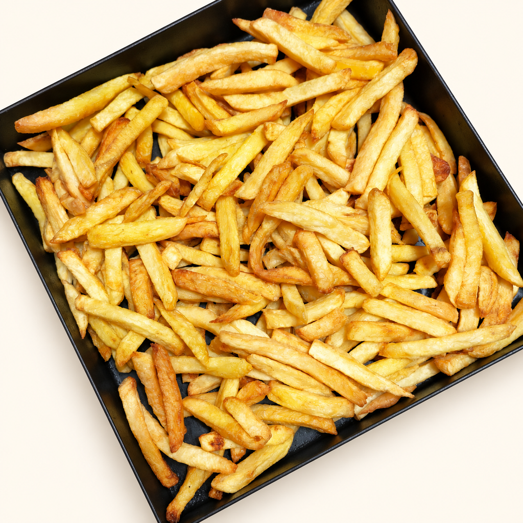 Sugerencia de preparación: papas bastón Los Nietos ya cocinadas y doradas, servidas en una bandeja. El producto se vende fresco para cocinar.
