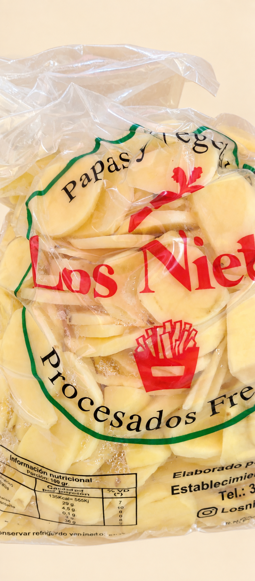 Detalle de papas frescas Los Nietos en rodajas tipo española dentro de su bolsa, con fondo crema.