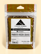 Pimienta negra en grano, presentación de 50 g: frente del envase sobre fondo crema.