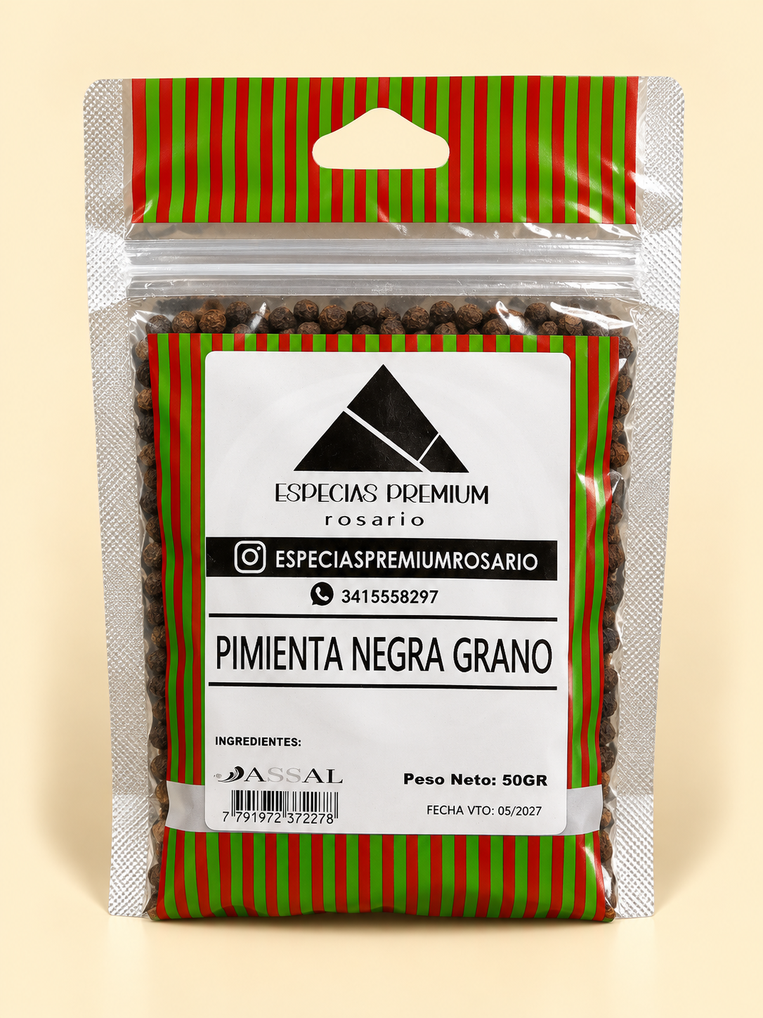 Pimienta negra en grano, presentación de 50 g: frente del envase sobre fondo crema.