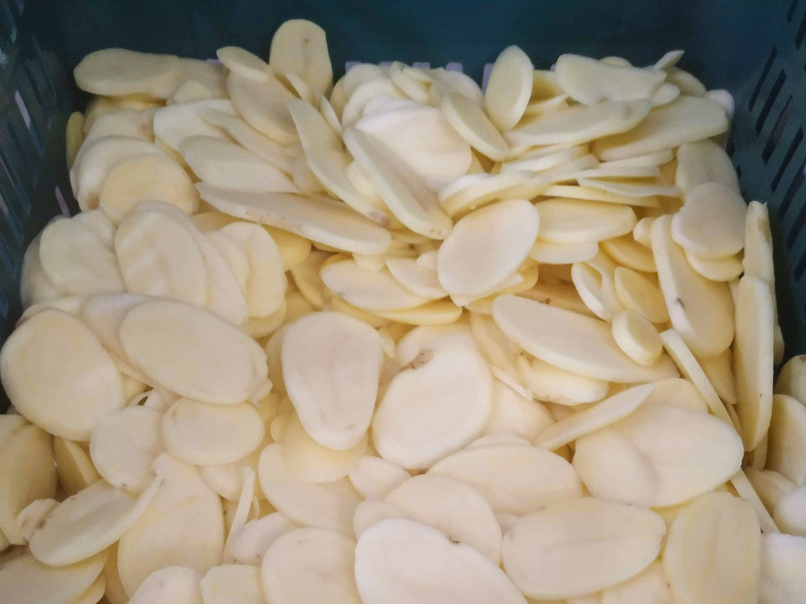 Papas frescas peladas en rodajas Los Nietos.