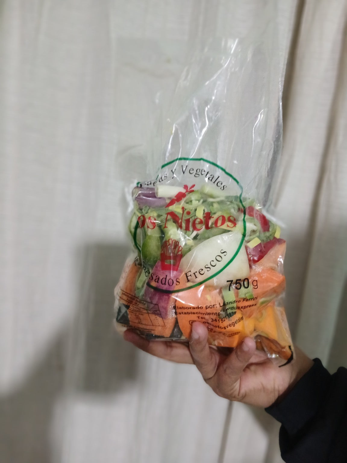 Vegetales para horno Los Nietos, bolsa de 750 g sostenida en la mano: vista completa del envase