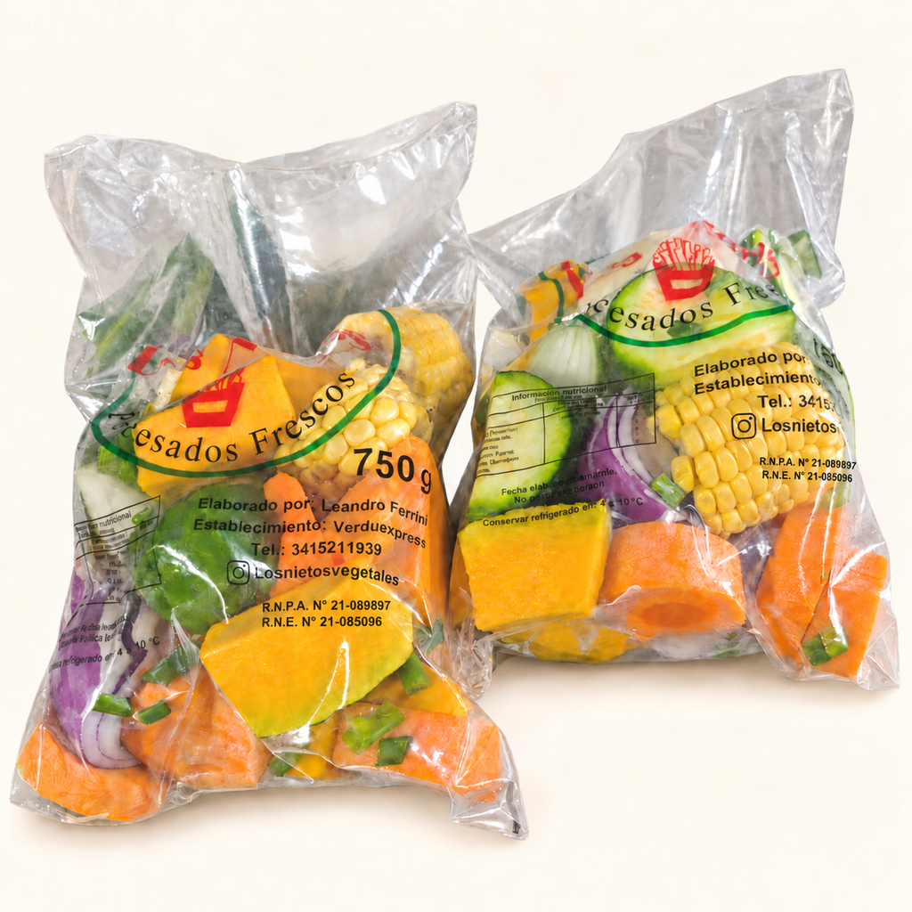 Bolsas de vegetales frescos para sopa de 750 g, con choclo y verduras visibles, sobre fondo crema.