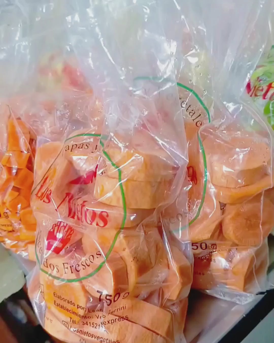 Recorrido original por distintas presentaciones de vegetales frescos de 750 g de Los Nietos: zanahoria, mixes y papas.
